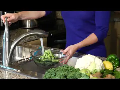 How to Wash Vegetables Naturally : Healthy Fruit &amp; Vegetable Tips