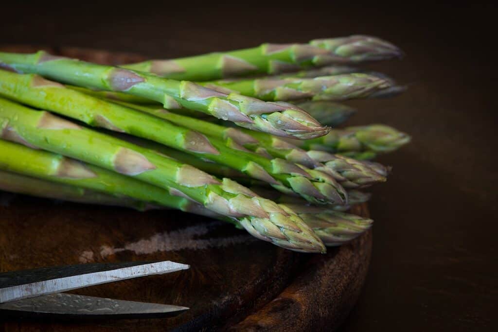 Macro shot of asparagus on a cutting board