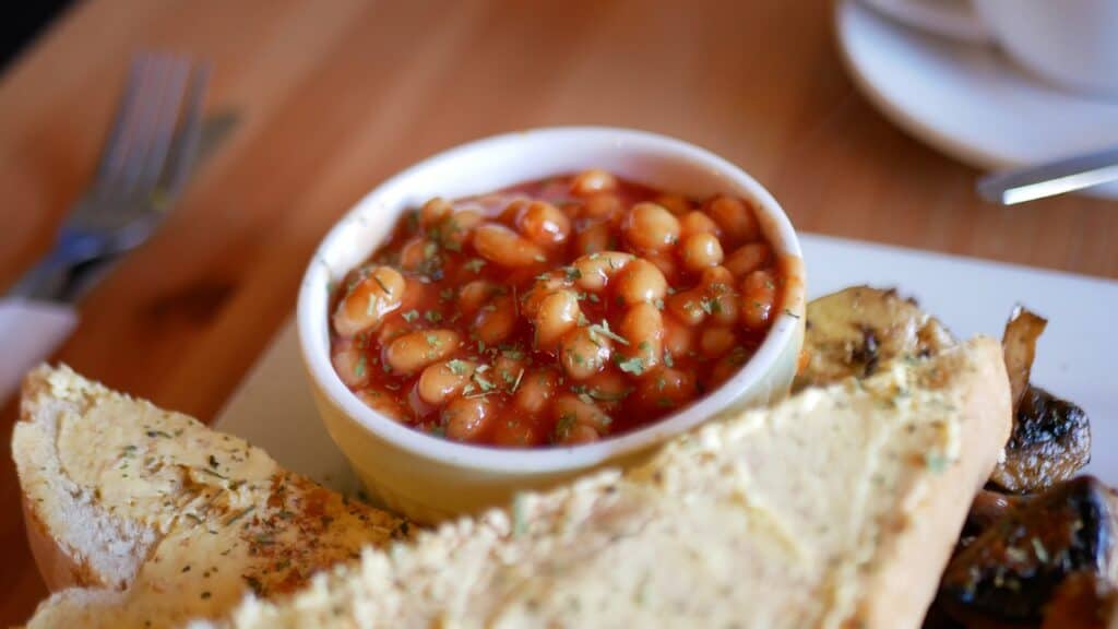A side of baked beans with garlic bread