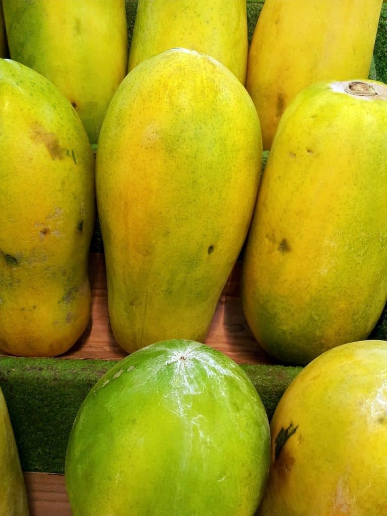 How to pick a ripe papaya in a wet market