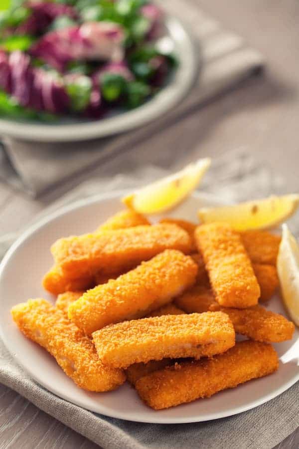 Delizioso bastone di pesce appena cotto nel forno.