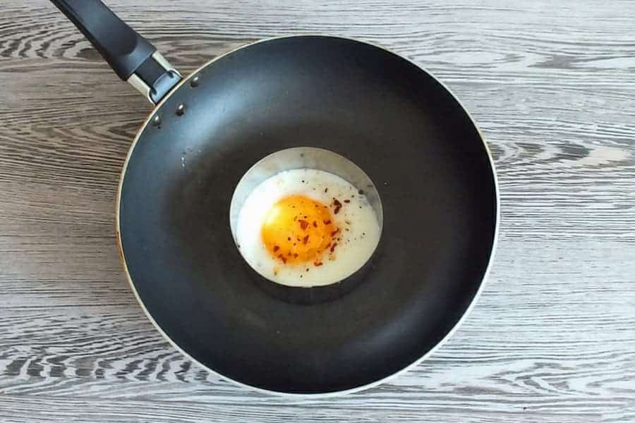 Cooking egg on cast iron pan