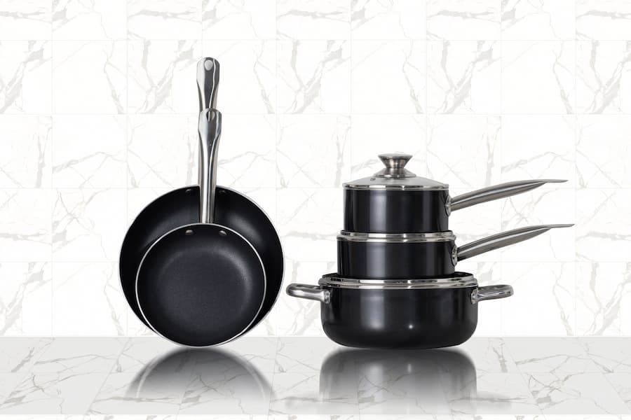 Budget cookware set in black