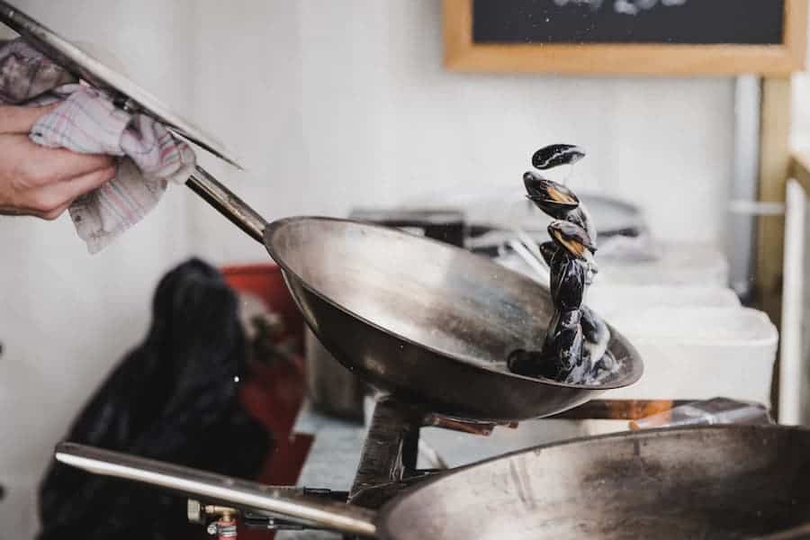 Cooking seafoods on a seasoned stainless steel pan